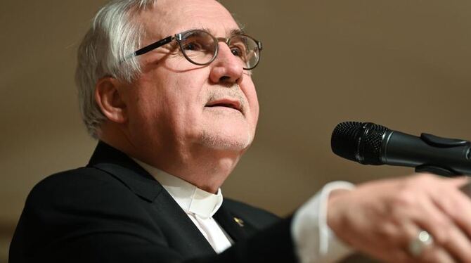 Gebhard Fürst steht vor einem Mikrofon Gebhard Fürst steht vor einem Mikrofon