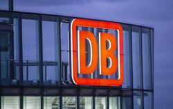 Das Logo der Deutschen Bahn AG (DB) hängt am Bahntower