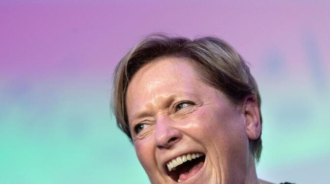 Susanne Eisenmann (CDU) lacht während der Verleihung
