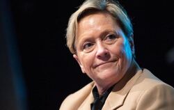 Susanne Eisenmann (CDU) nimmt an einer Podiumsdiskussion teil