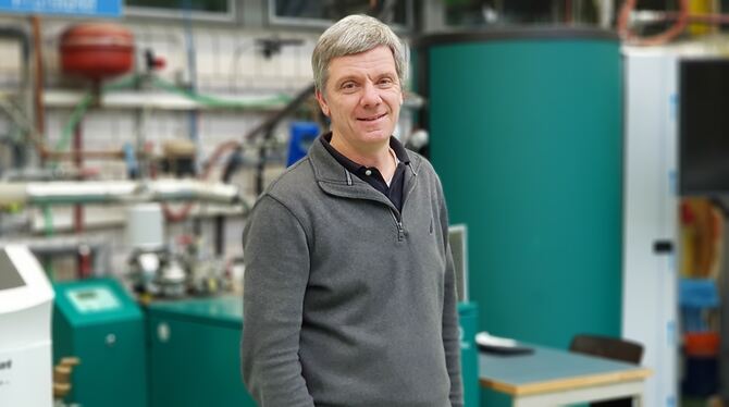 Professor Dr. Bernd Thomas beschäftigt sich an der Hochschule Reutlingen mit effizienten Heizsystemen. FOTO: KÜSTER