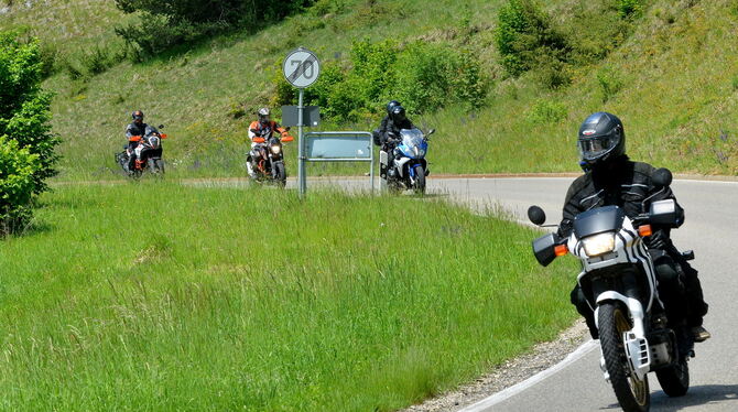 Motorradfahrer im Lautertal: Auch hier soll durch die Initiative die Lärmbelastung sinken. FOTO: NIETHAMMER