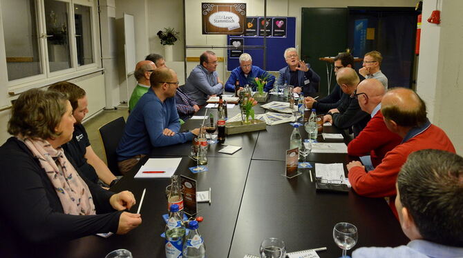 GEA-Chefredakteur und Sportchef Christoph Fischer moderiere den GEA-Leserstammtisch in souveräner Manier.   FOTOS: NIETHAMMER