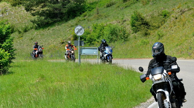 Motorradfahrer im Lautertal. FOTO: NIETHAMMER