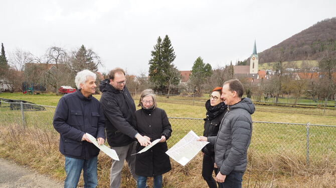 Mitten im künftigen Baugebiet: Stefan Dvorak (von links), Sebastian Geiger, Christel Pahl, Claudia Gumpper und Gerold Bross. FOT
