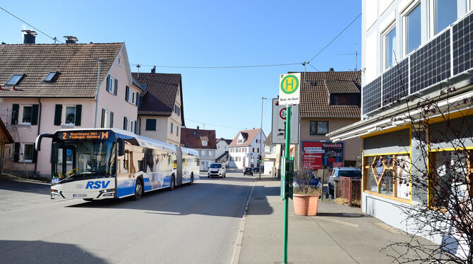 Von der Haltestelle »Im Dorf« aus fahren die Busse tagsüber im 20-Minuten-Takt in alle möglichen Richtungen. FOTO: PIETH