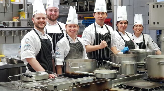 Sie sind jung und sie sind hungrig: Mitglieder des kanadischen Kochteams trainieren im City Hotel Fortuna. FOTOS: KÜSTER