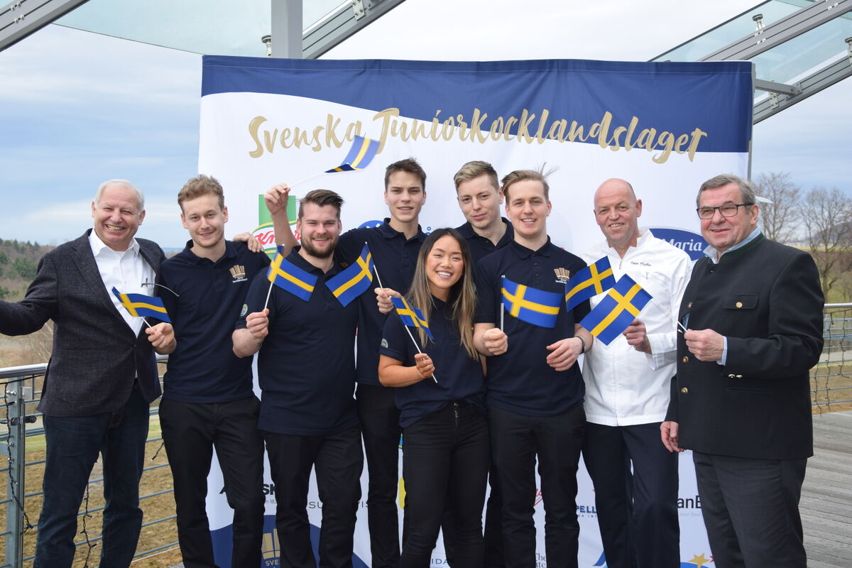 Das schwedische Jugendteam zeigt Flagge – hier im Quartier im Stausee-Hotel in Glems. Rechts Gerhard Klose und Küchenchef Peter