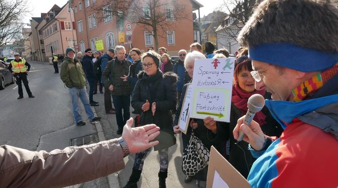 Grünen-Stadtrat Holger Bergmann (mit Mikrofon) hat die Fußgänger-Demo gegen den Gemeinderatsbeschluss, den Überweg bei der Luftm