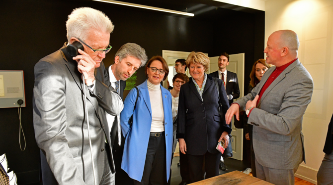 Ministerpräsident Winfried Kretschmann (links) lauscht einem Gedicht im Hölderlin-Turm. An seiner Seite: Oberbürgermeister Boris