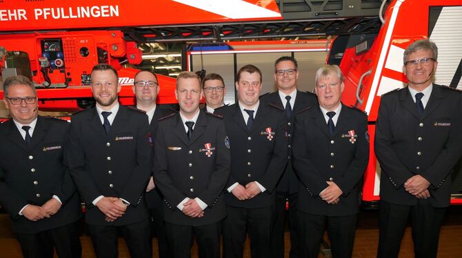 Kommandant Dietmar Rall (rechts) und sein Stellvertreter Volker Hecht (links) haben etliche Feuerwehrleute ausgezeichnet.  FOTO: