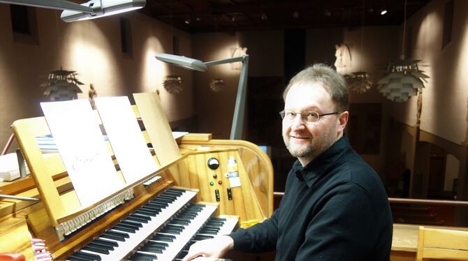 Stefan Lust an der Orgel.  FOTO: BÖHM