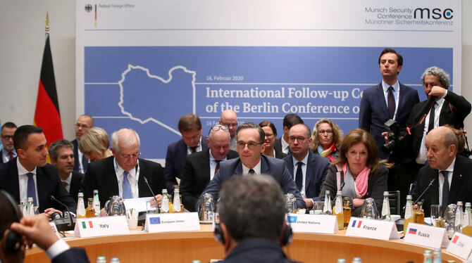Außenminister Heiko Maas (Mitte), Stephanie Williams (2. von rechts, sitzend), die stellvertretende UN-Sondergesandte für Libyen