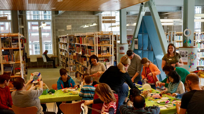 Aus einem Pappteller und bunter Wolle bastelten Kinder beim Familientag in der Stadtbibliothek ihren eigenen Traumfänger.  FOTO: