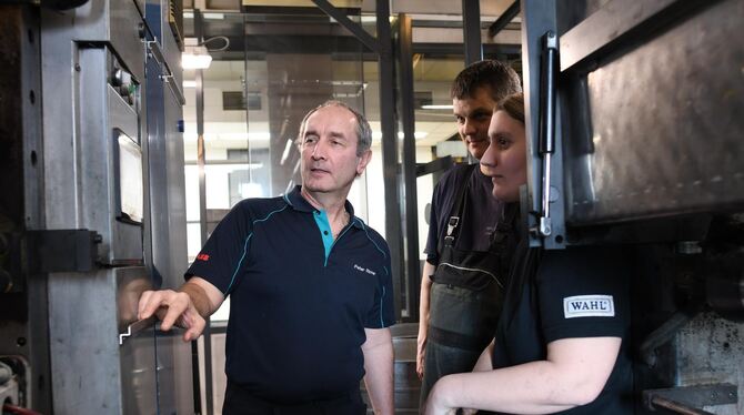 Im Druckzentrum Neckar-Alb bespricht Peter Rinner, Spezialist für Steuerungssoftware, die Modernisierungsarbeiten Im Druckzentrum Neckar-Alb bespricht Peter Rinner, Spezialist für Steuerungssoftware, die Modernisierungsarbeiten