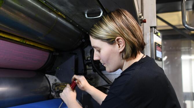 Druckerin am Werk: Auch in einer digitalisierten Nachrichtenwelt ist die Zeitung auf Papier gefragt. Druckerin am Werk: Auch in einer digitalisierten Nachrichtenwelt ist die Zeitung auf Papier gefragt.