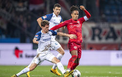 Bochums Simon Zoller (links) und Stuttgarts Daniel Didavi kämpfen um den Ball.   FOTO: DPA 