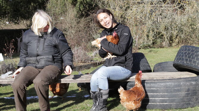 Carmen Martinovic (rechts) arbeitet ehrenamtlich für den Verein »Rettet das Huhn« und sucht ständig Patenfamilien. Bei Almuth Sc