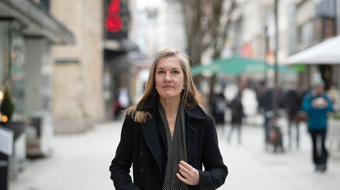 Veronika Kienzle, Kandidatin von Bündnis 90/Die Grünen für die OB-Wahl in Stuttgart, auf der Königstraße.  FOTO: DPA