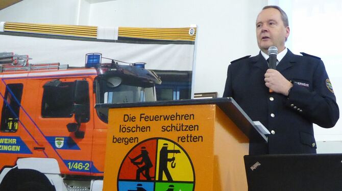 Metzingens Feuerwehrkommandant Hartmut Holder  bei der Hauptversammlung. FOTO: BERNKLAU