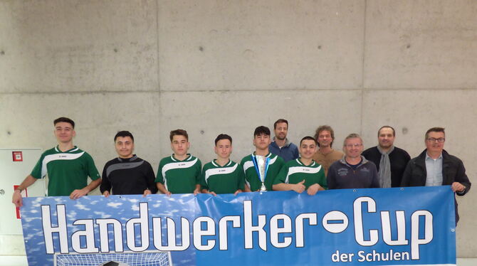 Das Siegerteam der Friedrich-Hoffmann-Gemeinschaftsschule aus Betzingen mit betreuenden Lehrern und dem Führungsteam der Kreisha