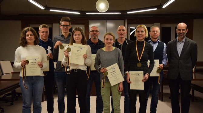 Mit Urkunden und Medaillen wurden die Sportler in Kusterdingen geehrt.  FOTO: STÖHR