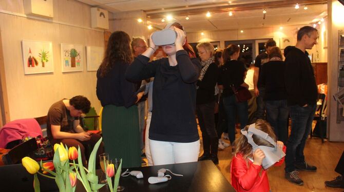 Die Besucher  des Kaffehäusles betrachteten das Video mit VR-Brillen oder auf Monitoren. FOTO: SPIESS