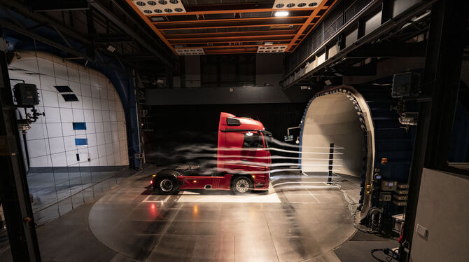 Lastwagen im Windkanal: MirrorCam (digitaler Rückspiegel) und konkave Endkantenklappen sorgen beim Daimler Actros für bessere Ae