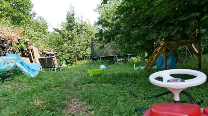 Das Gebiet »Im Hegis« dient den Anwohnern und Pächtern als Rückzugsort für sich selbst, Kinder, Hühner, Bienen und noch mehr. FO Das Gebiet »Im Hegis« dient den Anwohnern und Pächtern als Rückzugsort für sich selbst, Kinder, Hühner, Bienen und noch mehr. FO