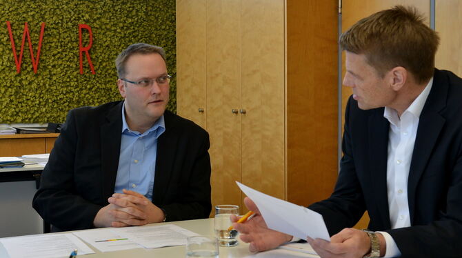 Die Politik ist gefordert: Jens Balcerek (links) und Günter Stumpfernagel berichteten über Chancen und Hürden der Energiewende i