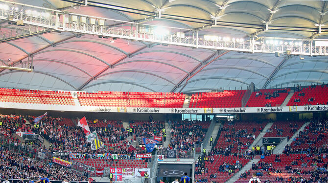 Das Finanzamt moniert unter anderem die Praxis bei der Vergabe von Freikarten für Spiele des VfB.  FOTO: DPA