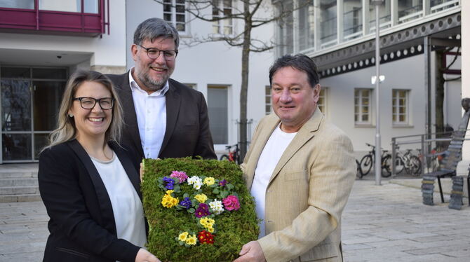 Wechsel bei der MMT: Meike  Hespeler (links) übernimmt die Geschäftsführung der Marketing GmbH von Jochen Krohmer, in der  Mitte