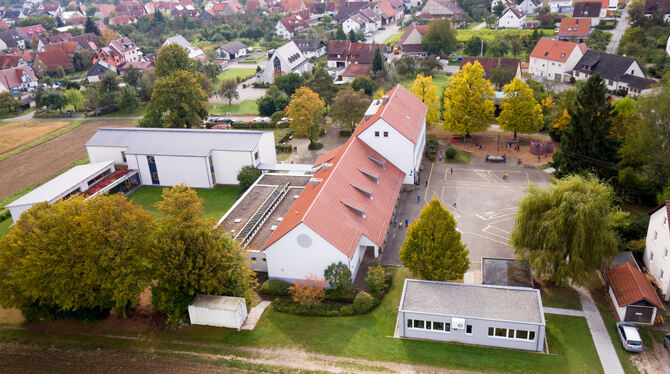 Der Neubau der Mähringer Härtenschule soll in Verlängerung des grauen Kernzeit-Gebäudes (vorne rechts) nach links entstehen. FOT