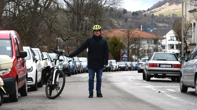 Das wird knapp: Der Leiter der Reutlinger Projektgruppe Radverkehr, Philipp Riethmüller, zeigt den von Autofahrern einzuhaltende