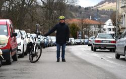 Das wird knapp: Der Leiter der Reutlinger Projektgruppe Radverkehr, Philipp Riethmüller, zeigt den von Autofahrern einzuhaltende