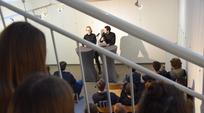 Aufmerksam verfolgten die Gymnasiasten die Darbietung von Carolin Freund und Tino Löwe in der Pfullinger Bücherei. FOTO: HAILFIN