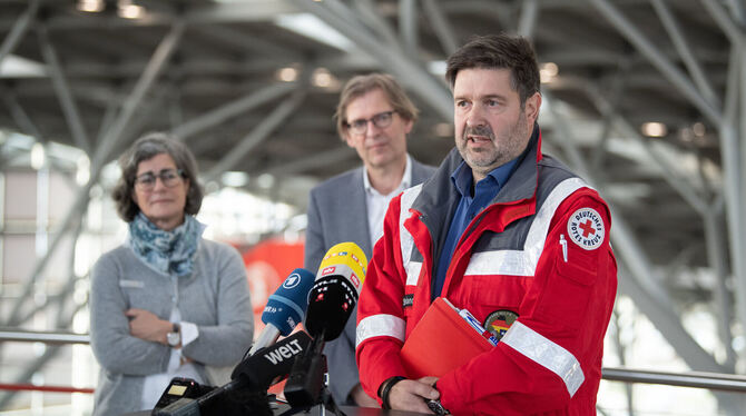 Michael Sieland (von rechts) vom Deutschen Roten Kreuz, Stefan Brockmann vom Landesgesundheitsamt, und Dominique Scheuermann, Le