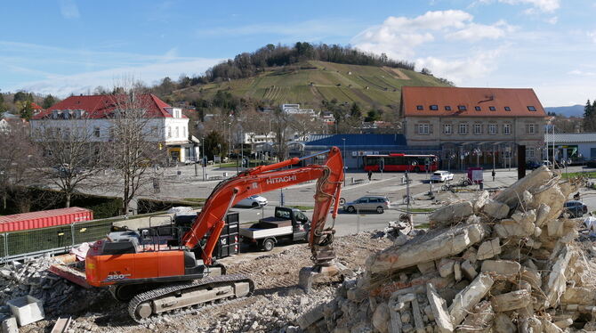 Ein neuer, ungewohnter Blick auf Metzingen. Im Vordergrund die abgebrochene Kreissparkasse, dahinter der Bahnhof und die Post, i