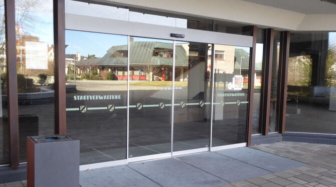 Was hinter der Scheibe im Eingangsbereich des Mössinger Rathauses liegt, soll neu gestaltet werden.  FOTO: LENSCHOW