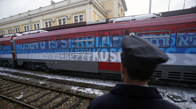 Provokationen wie mit diesem Zug sollen der Vergangenheit angehören: Ein Mitarbeiter der Eisenbahn steht in Belgrad vor einem Zu