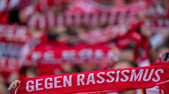 Fans des 1. FC Köln zeigen klare Kante. FOTO: DPA