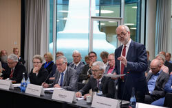 Wie schon bei einer Auskreisungsanhörung in Stuttgart 2018 (Bild) beschwört Landrat Thomas Reumann (stehend) auch in seinem "of