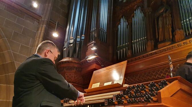 Bezirkskantor Torsten Wille beim Musizieren an der Rieger-Orgel in der Marienkirche. FOTOS: SCHITZ