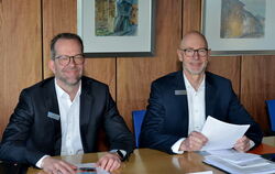 Thomas Krätschmer (links) und Vorsitzender Siegfried Arnold bilden den Vorstand der Volksbank Reutlingen.  FOTO: NIETHAMMER