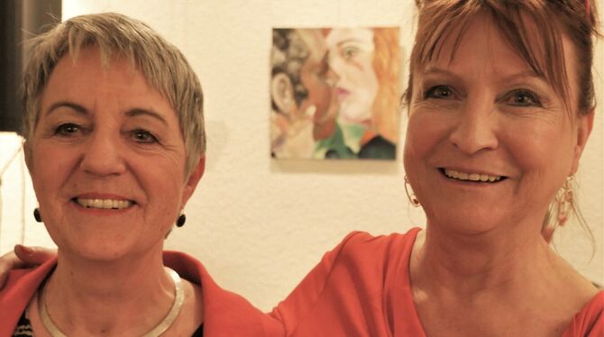 Die Werke von Inge Niethammer (links) und Christa Schuster-Salas zeigen im Eninger Rathaus vor allem – Menschen, mit ihren Eigen