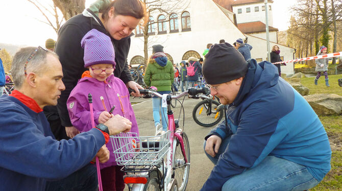 Das richtige Rad  für den Nachwuchs suchten viele Familien mit Erfolg  beim Radflohmarkt in den Pfullinger Hallen. FOTO: BERNKLA
