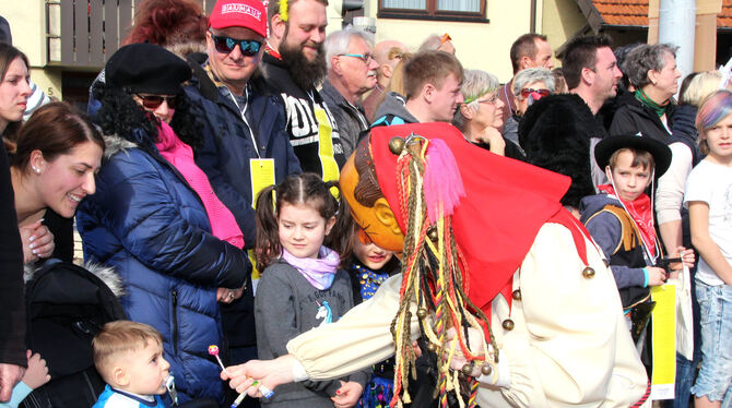 Zur Freude der jüngsten Fasnetsnarren wurden wieder großzügig Süßigkeiten verteilt. Zur Freude der jüngsten Fasnetsnarren wurden wieder großzügig Süßigkeiten verteilt.
