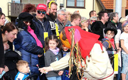 Zur Freude der jüngsten Fasnetsnarren wurden wieder großzügig Süßigkeiten verteilt.