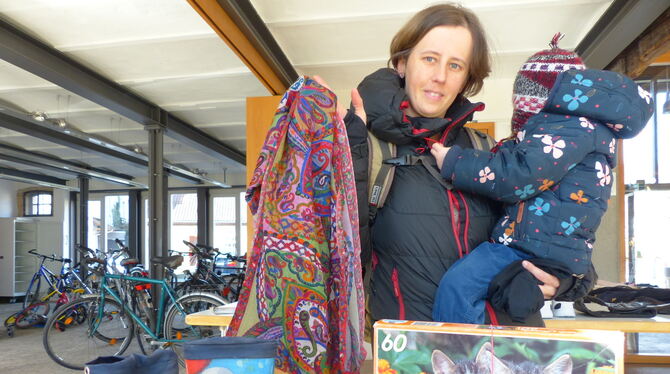 Fundsachenbasar im Klosterhof:  Janika Witthöft mit dem Schal für die Schmetterlingsflügel ihrer Tochter. Die Fahrräder im Hinte