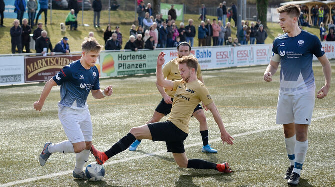 Hart umkämpftes Spiel: Kevin Haussmann vom VfL Pfullingen im Duell um den Ball mit Philipp Hörterich vom SV Fellbach. FOTO: PIET